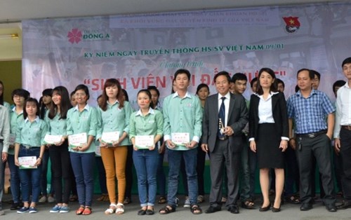 Đại học Đông Á & Vietravel Đà Nẵng dành nhiều suất quà tặng, học bổng đến HSSV gia cảnh khó khăn, vươn lên học tốt, rèn luyện tốt