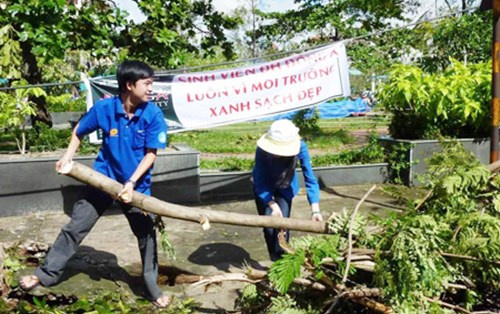 Sinh viên Đông Á và hoạt động dọn vệ sinh môi trường sau bão số 09