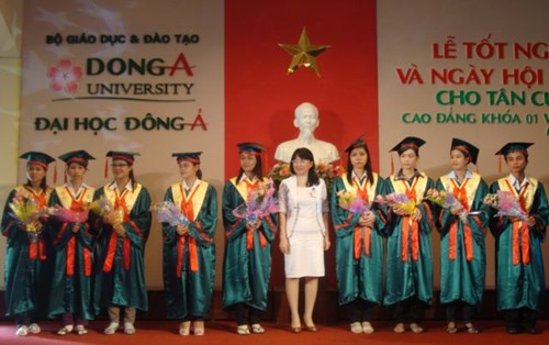 Trao bằng tốt nghiệp cho 1287 sinh viên