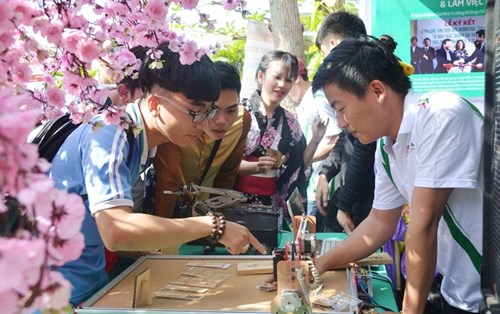 Học sinh THPT thích thú với sản phẩm NCKH của SV ĐH Đông Á