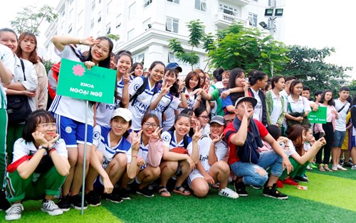 Sự hưởng ứng nhiệt tình của sinh viên đối với Hội thao truyền thống.